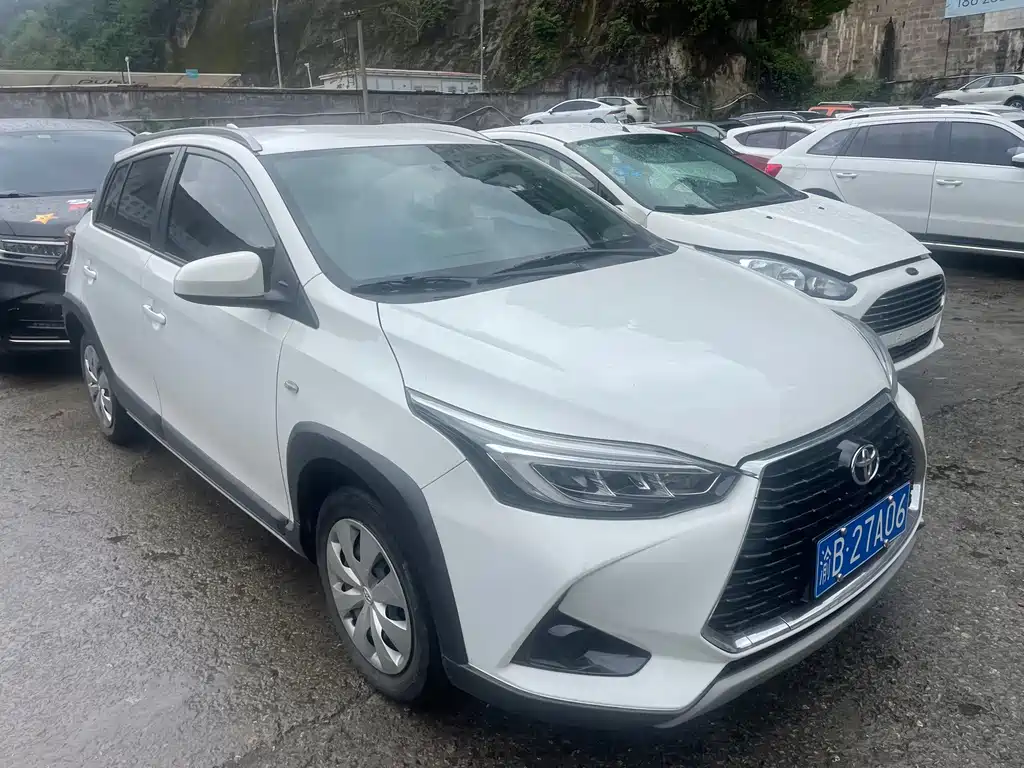 Toyota Yaris L — фото 2