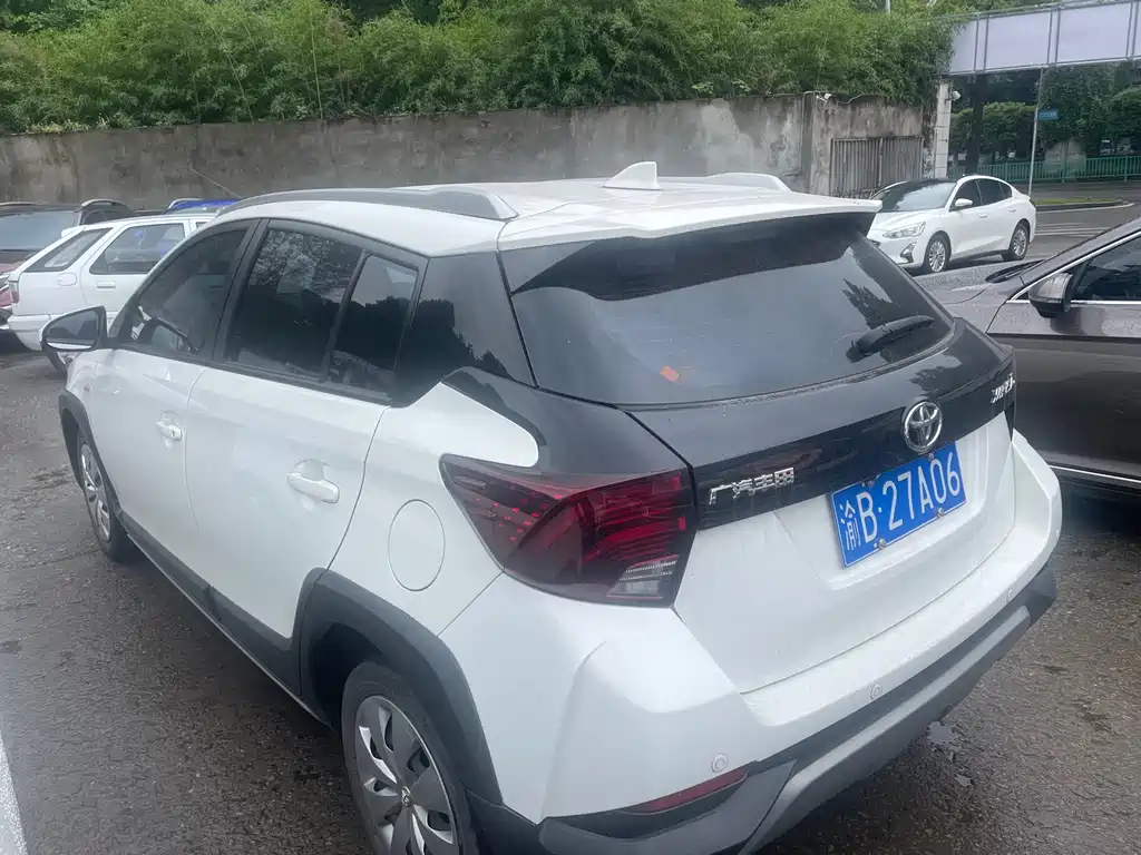 Toyota Yaris L — фото 4
