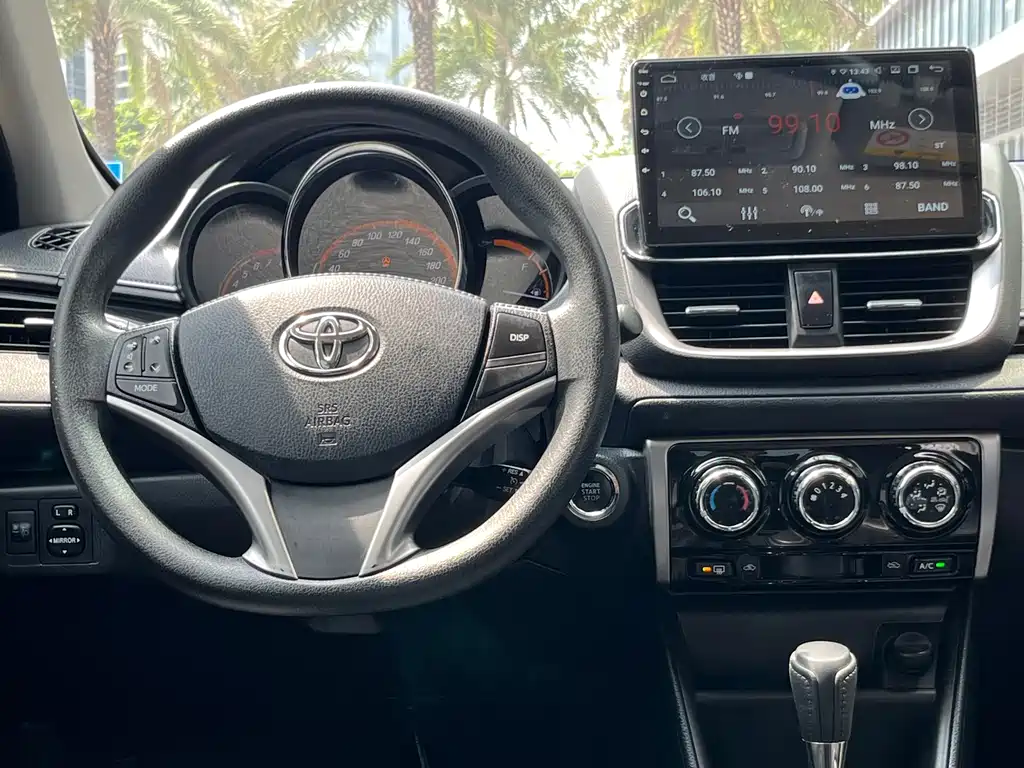 Toyota Yaris L — фото 11