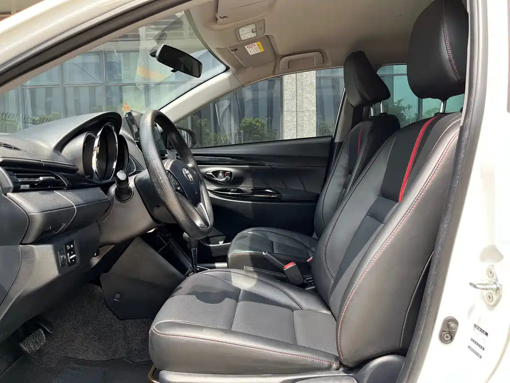 Toyota Yaris L — фото 7
