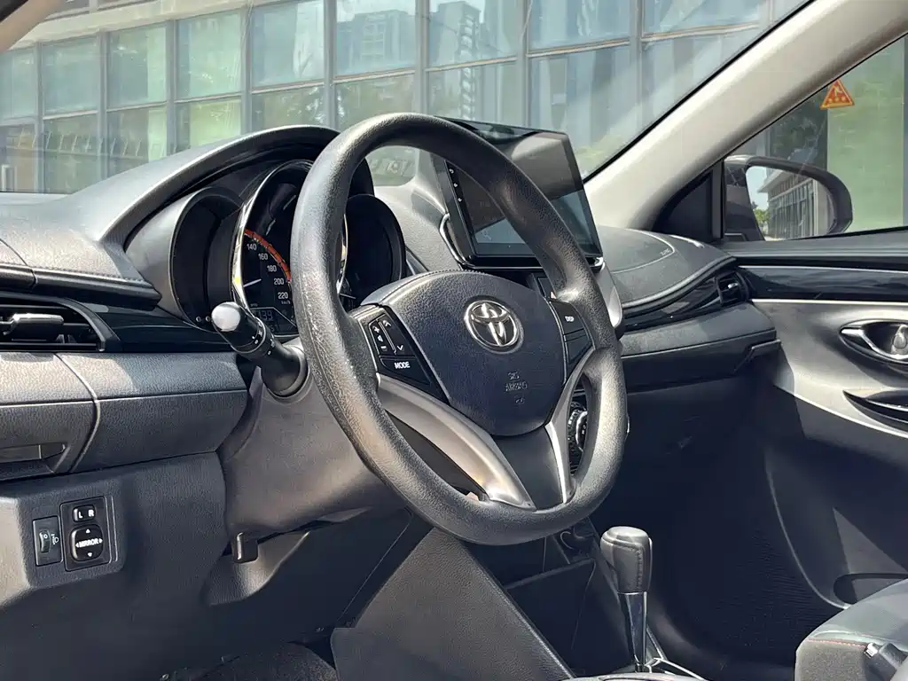 Toyota Yaris L — фото 10