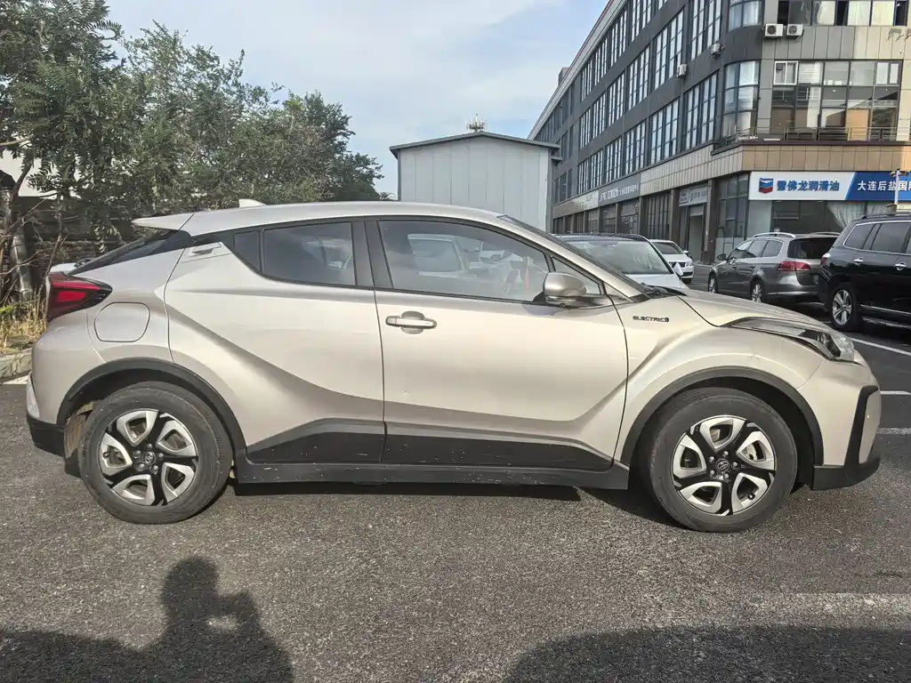 Toyota C-HR EV — фото 6