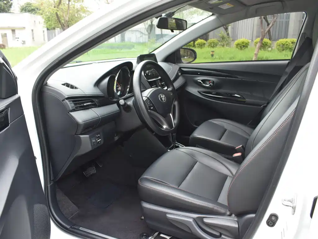 Toyota Yaris L — фото 11