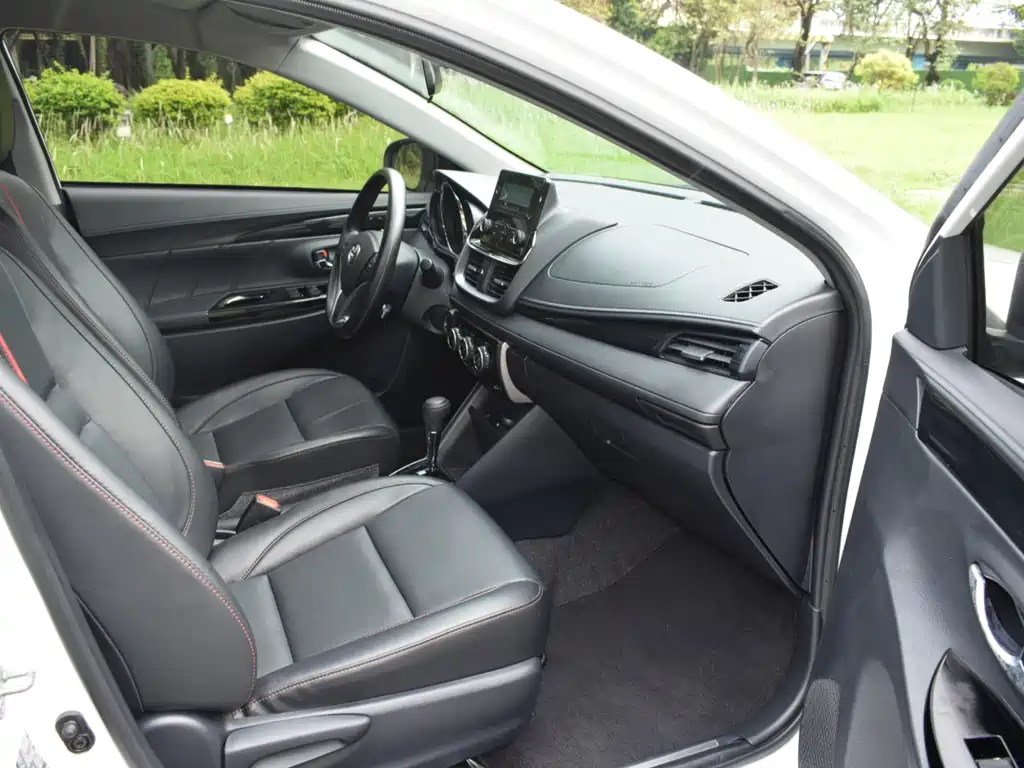 Toyota Yaris L — фото 13