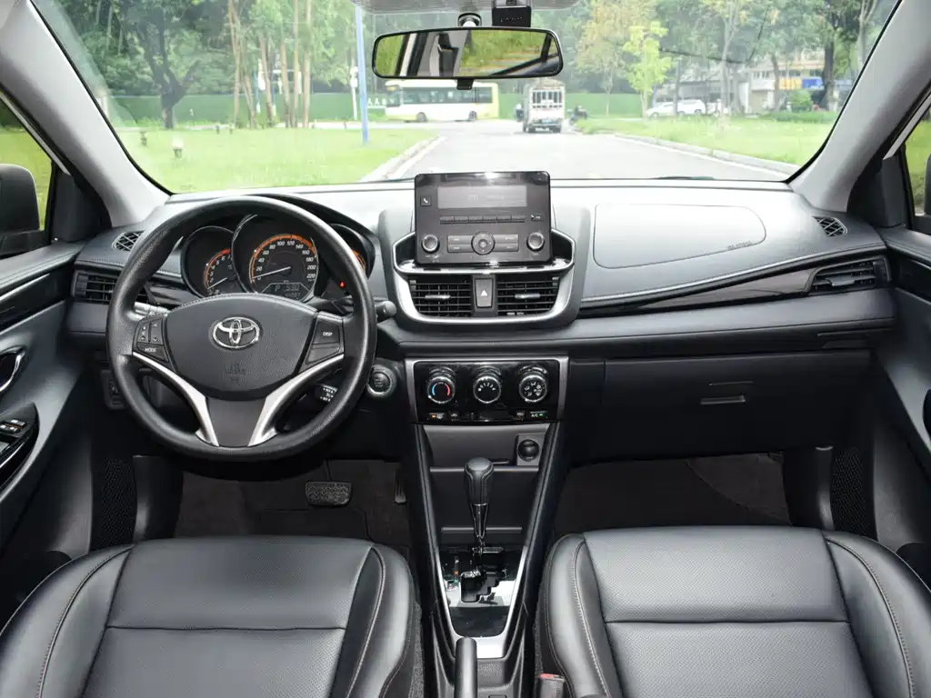 Toyota Yaris L — фото 15