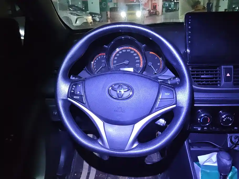 Toyota Yaris L — фото 15