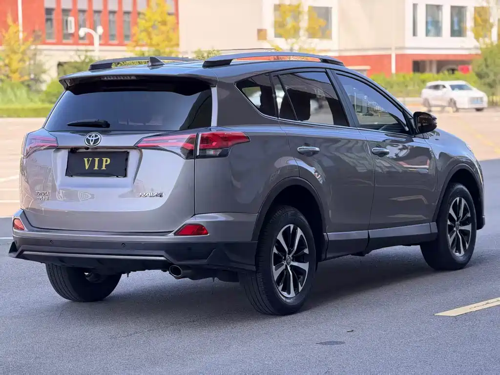Toyota RAV4 — фото 5
