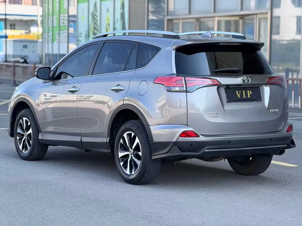 Toyota RAV4 — фото 6