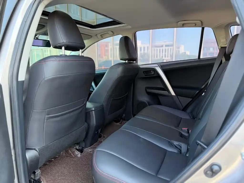 Toyota RAV4 — фото 8