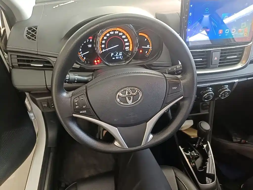 Toyota Yaris L — фото 11