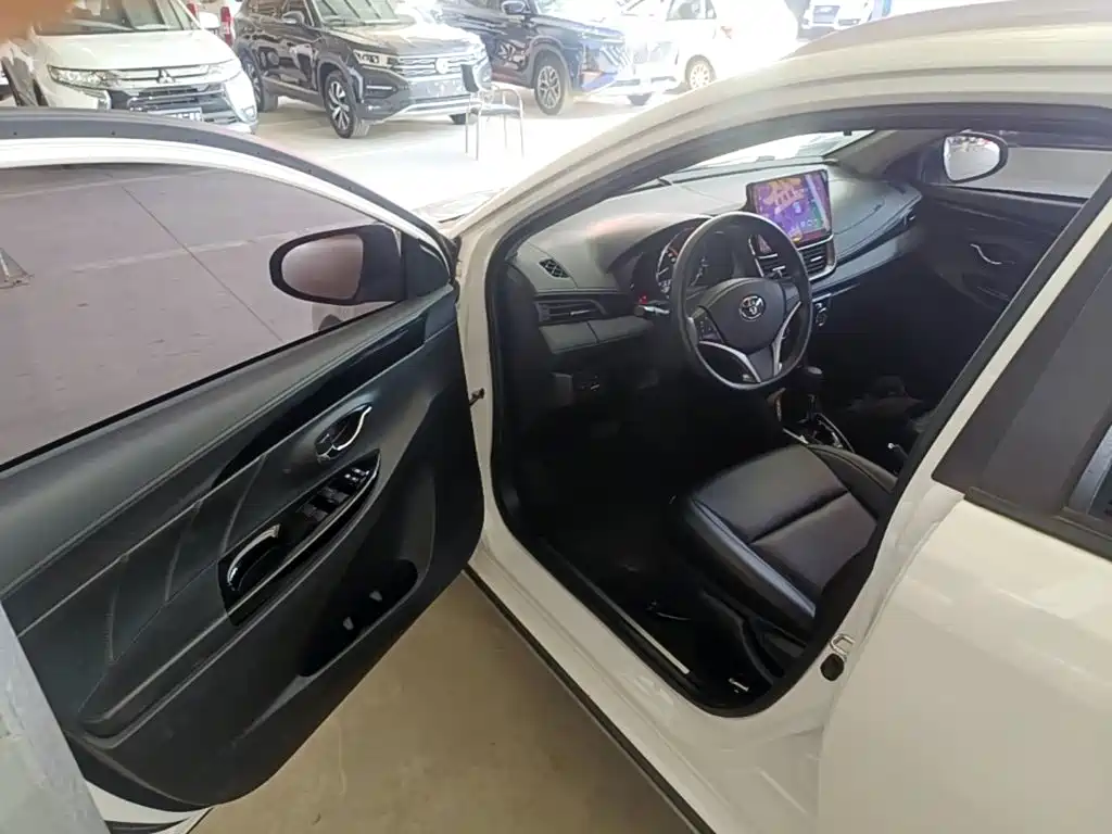 Toyota Yaris L — фото 16