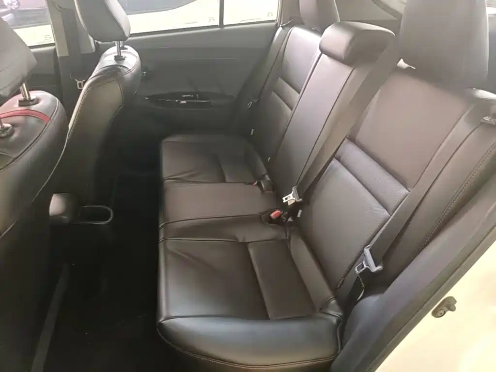 Toyota Yaris L — фото 17
