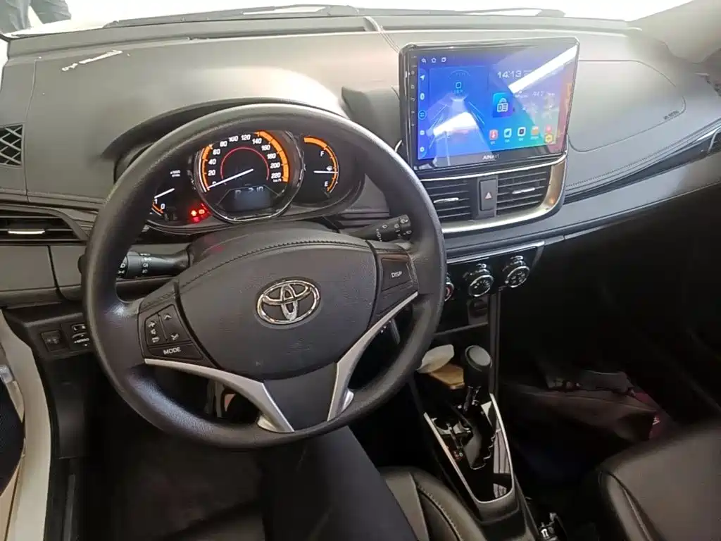 Toyota Yaris L — фото 10
