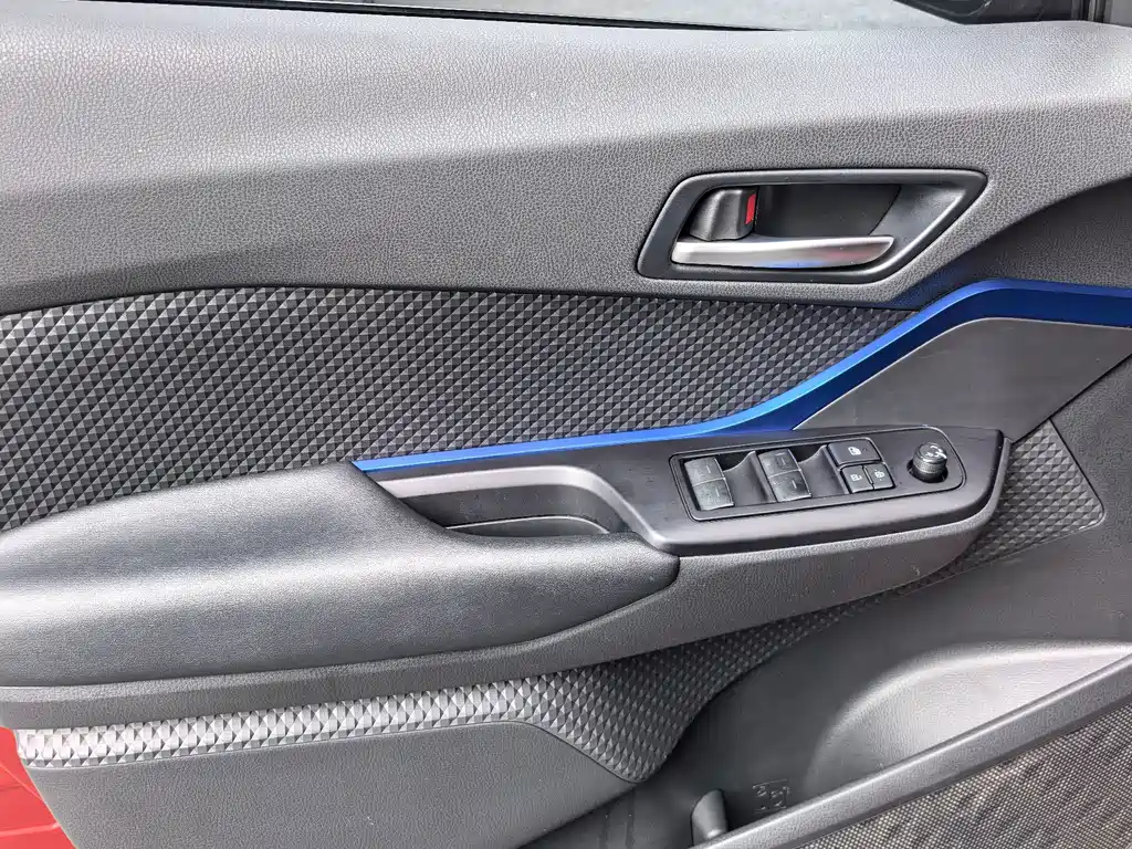 Toyota C-HR — фото 9