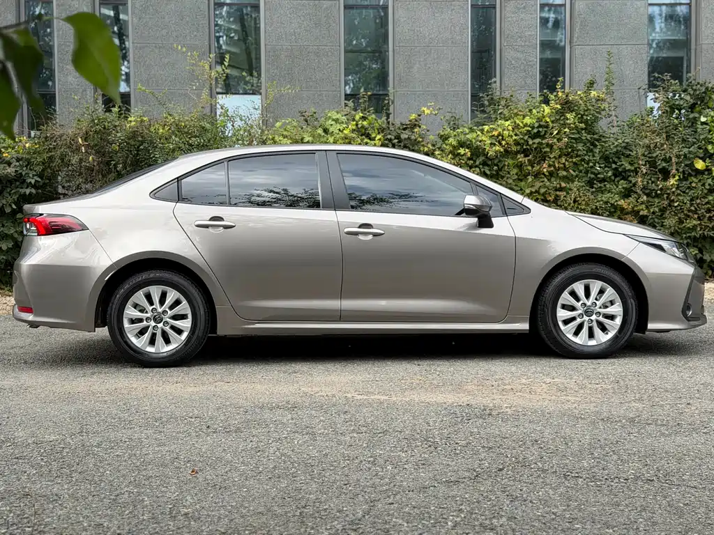 Toyota Corolla — фото 4