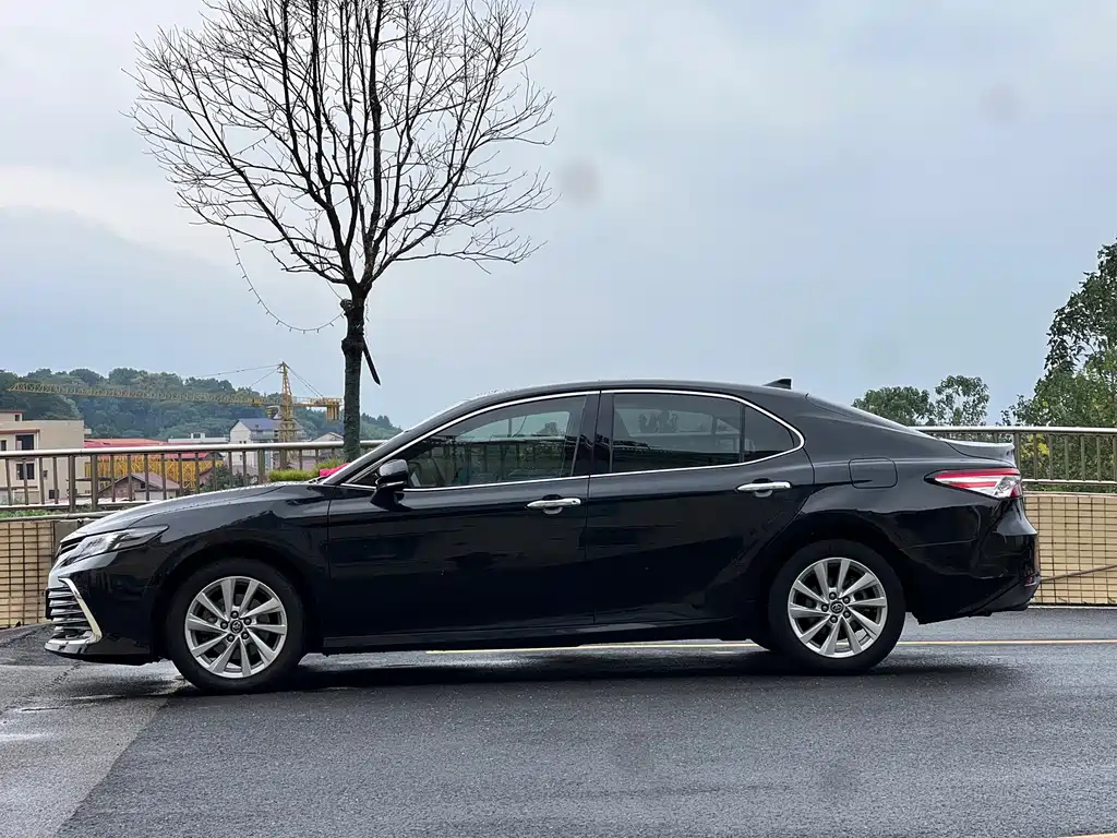 Toyota Camry — фото 5