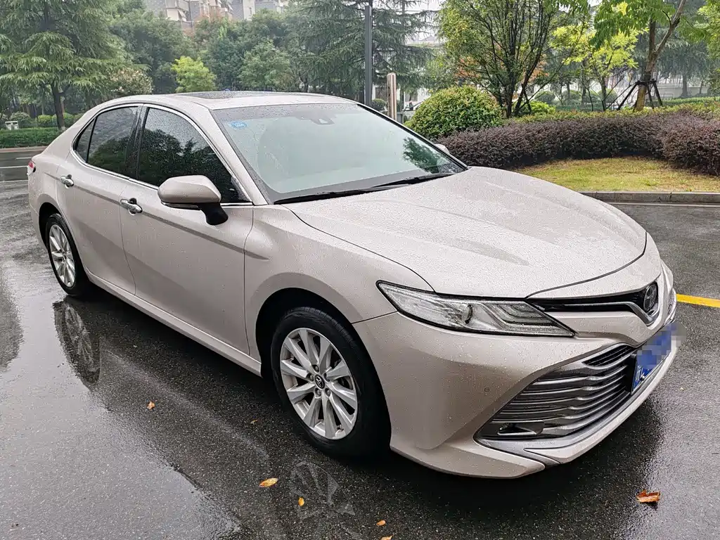 Toyota Camry — фото 2