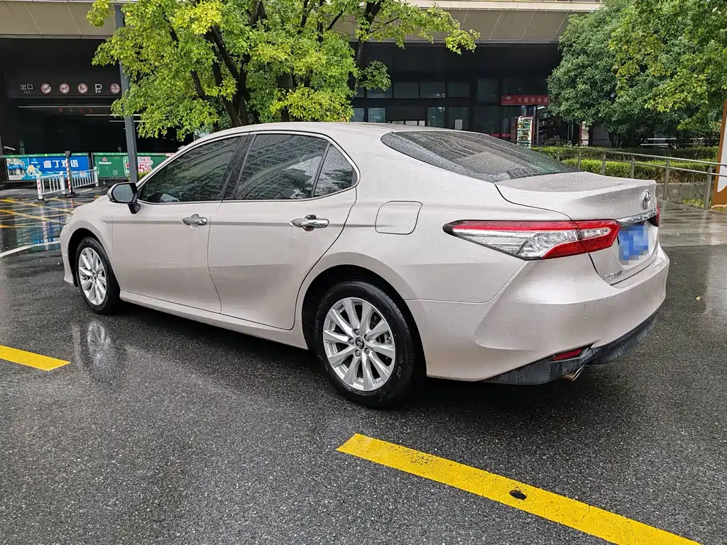 Toyota Camry — фото 5