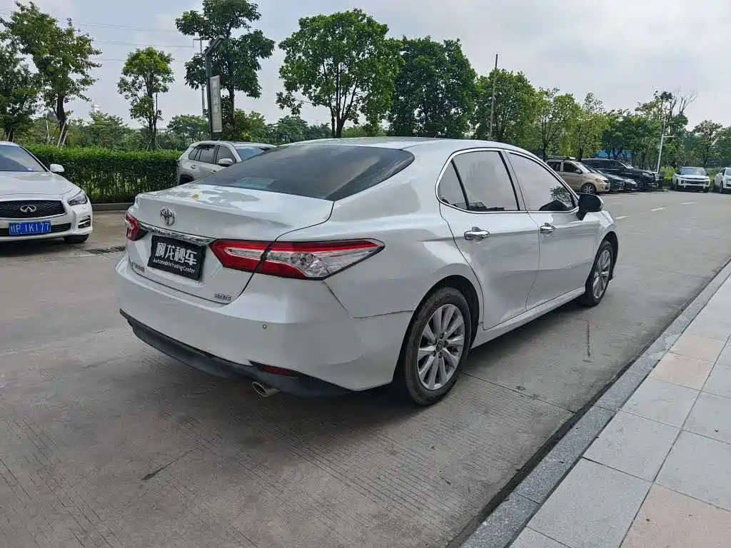 Toyota Camry — фото 8