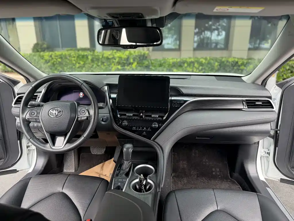 Toyota Camry — фото 5
