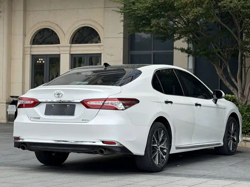 Toyota Camry — фото 8