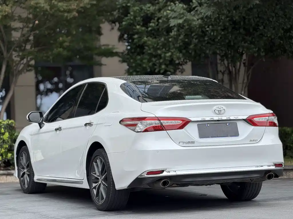 Toyota Camry — фото 10