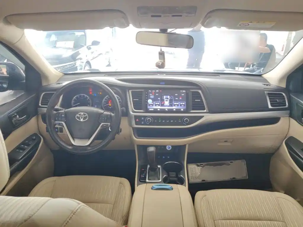 Toyota Highlander — фото 10