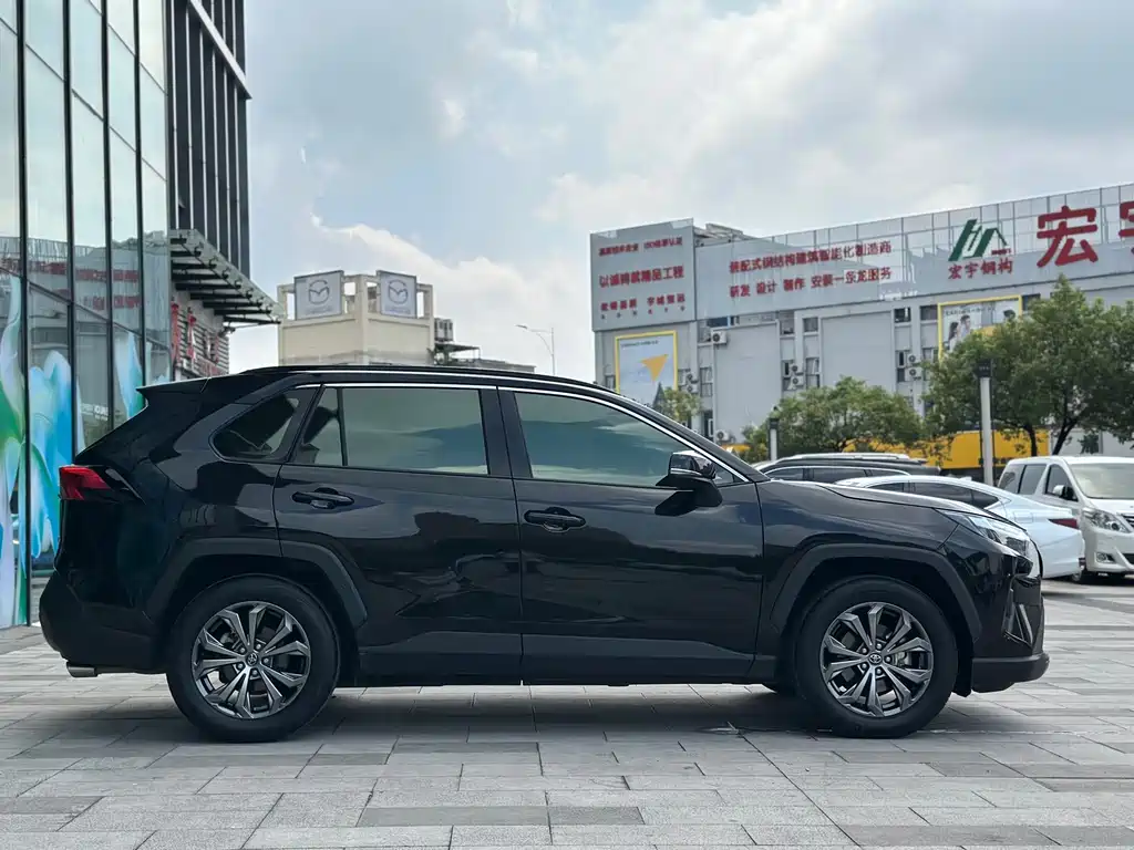 Toyota RAV4 — фото 5