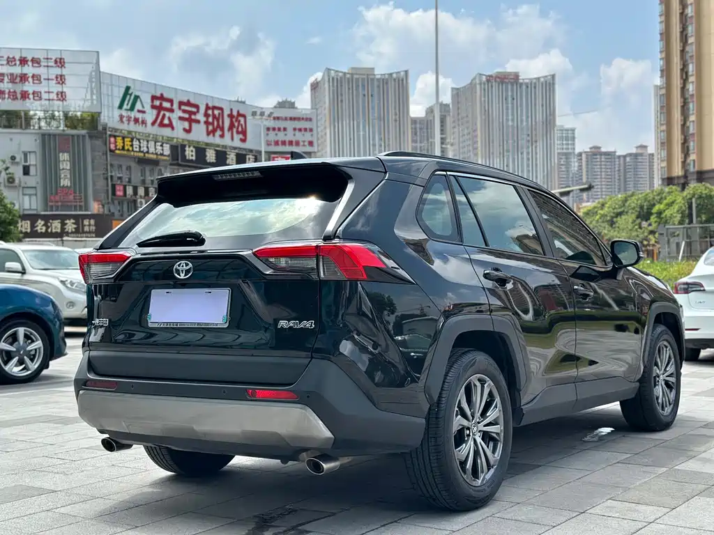 Toyota RAV4 — фото 7