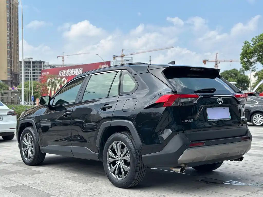 Toyota RAV4 — фото 8