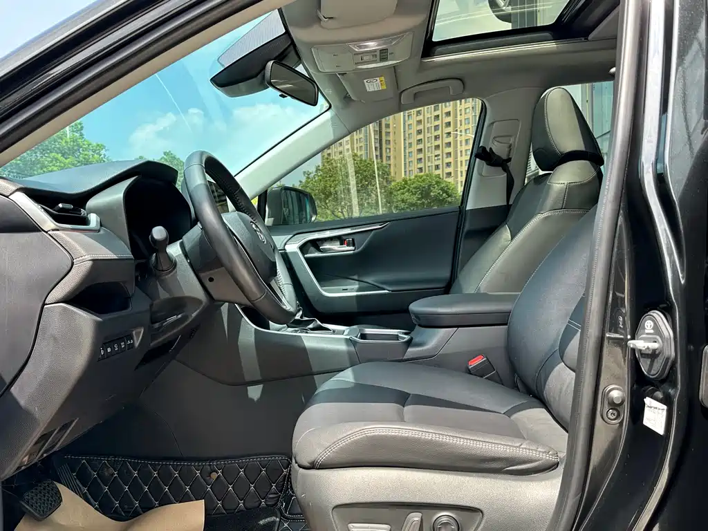Toyota RAV4 — фото 10