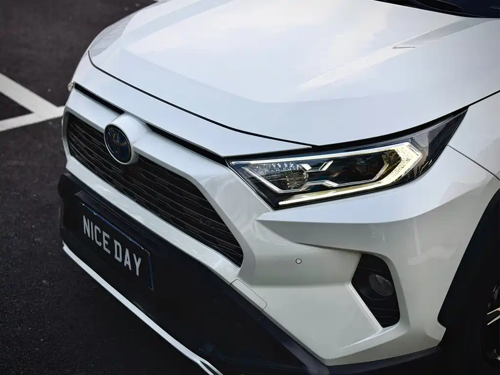 Toyota RAV4 — фото 11