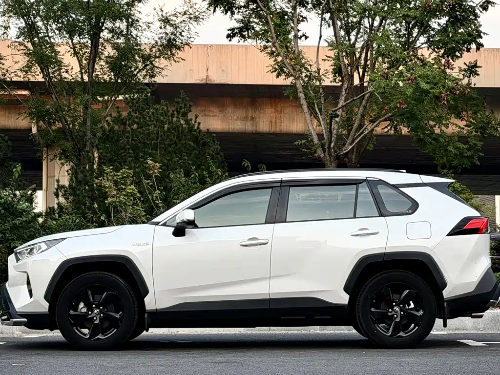 Toyota RAV4 — фото 3