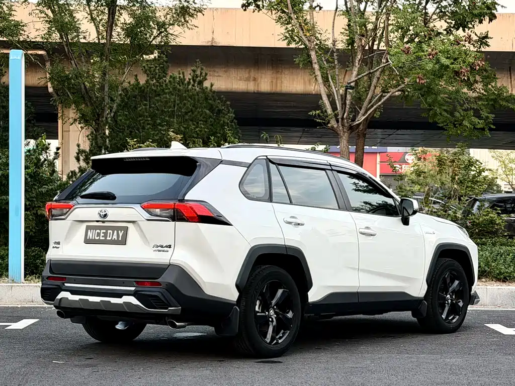 Toyota RAV4 — фото 4