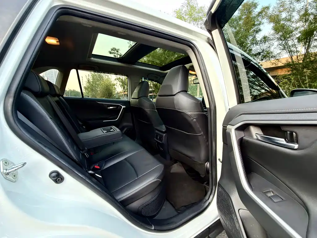 Toyota RAV4 — фото 6