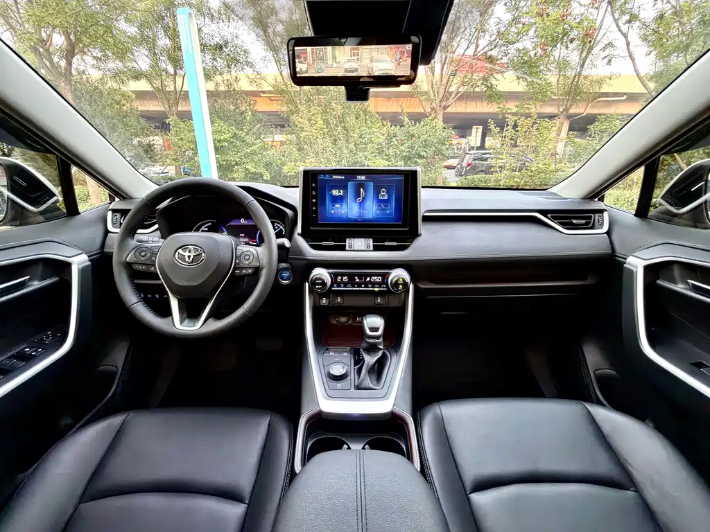 Toyota RAV4 — фото 7