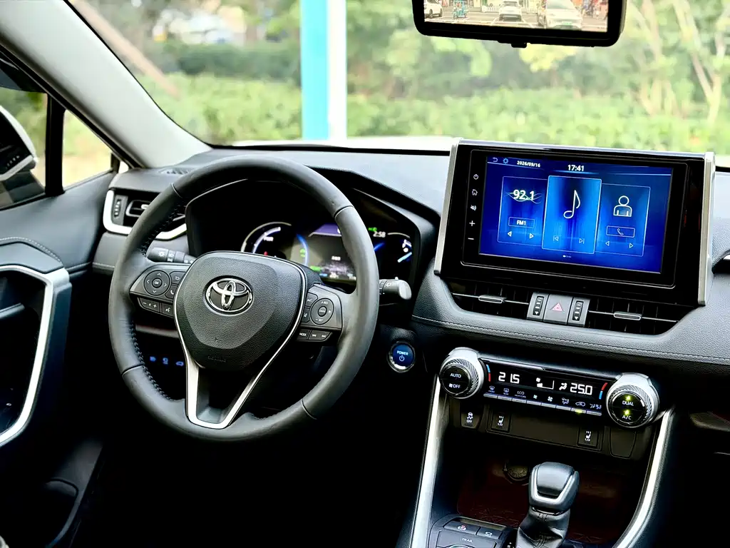 Toyota RAV4 — фото 8