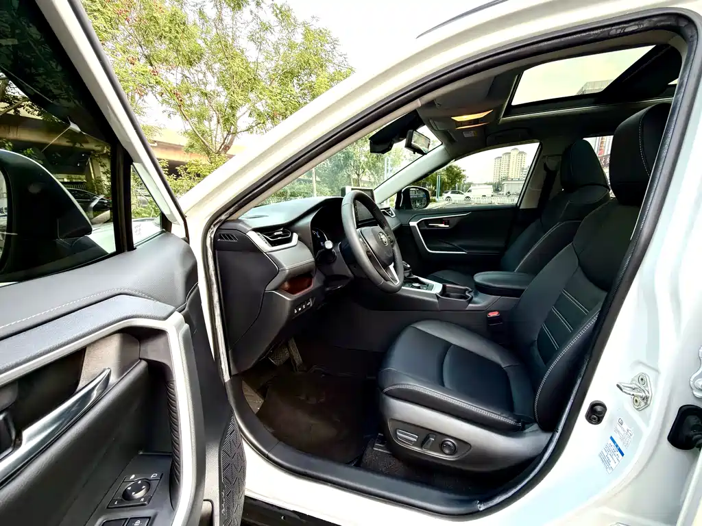 Toyota RAV4 — фото 9