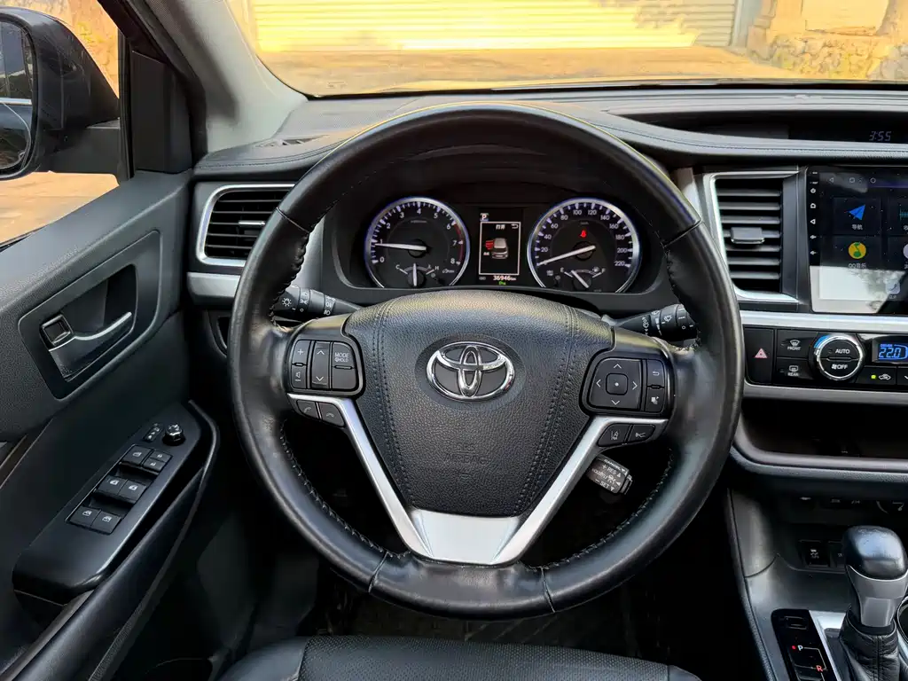 Toyota Highlander — фото 14