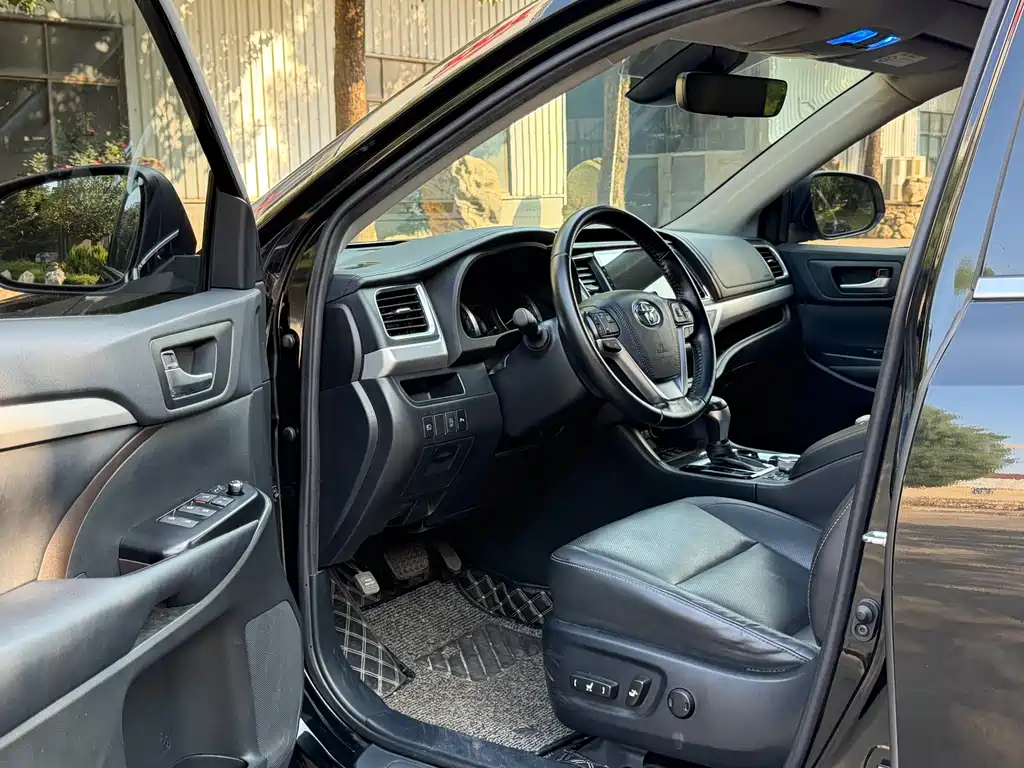Toyota Highlander — фото 10