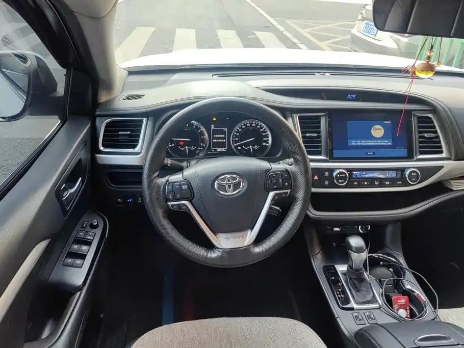 Toyota Highlander — фото 15