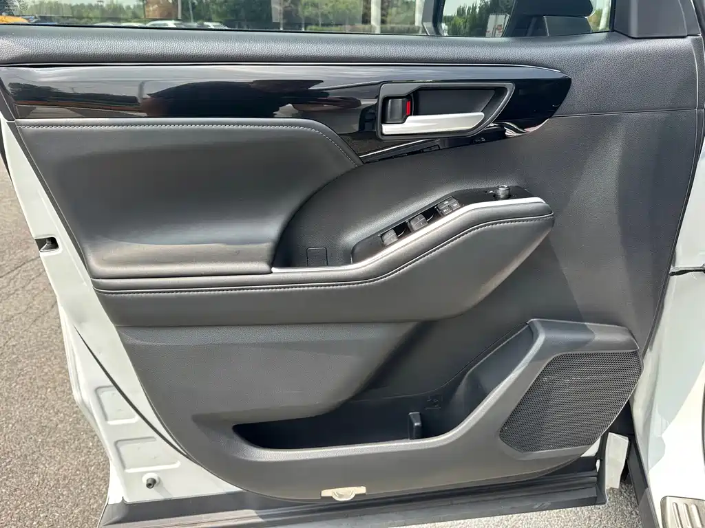 Toyota Highlander — фото 14