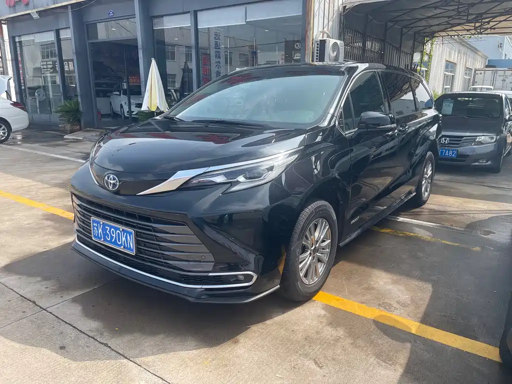 Toyota Sienna — фото 2