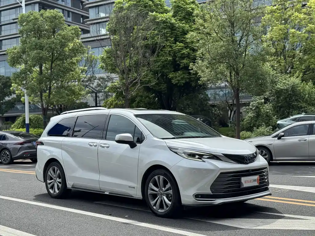 Toyota Sienna — фото 3