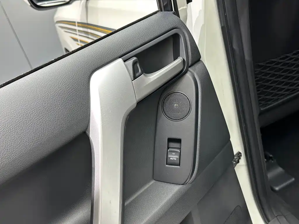 Toyota Prado — фото 15