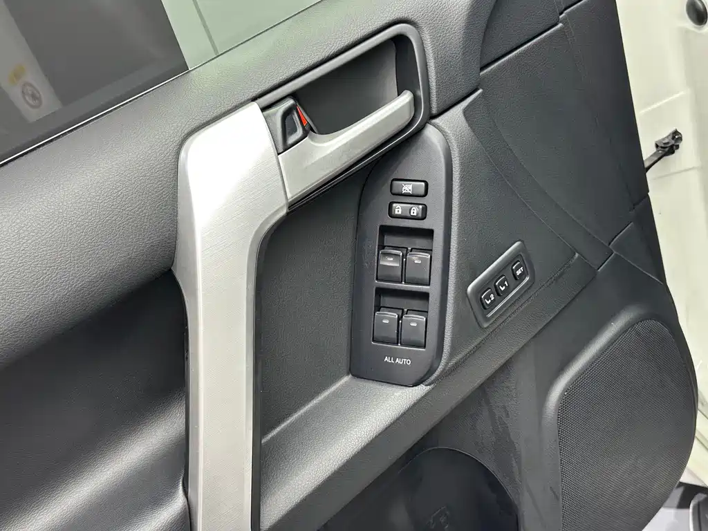 Toyota Prado — фото 8