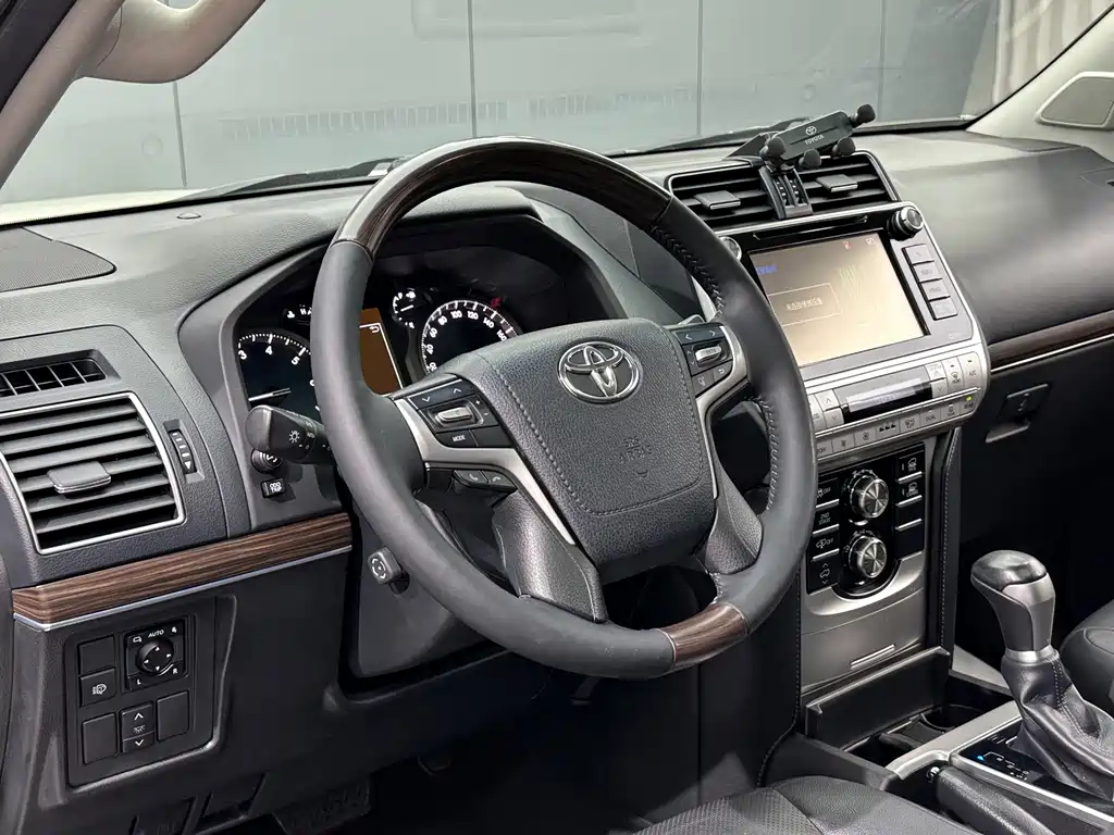 Toyota Prado — фото 10