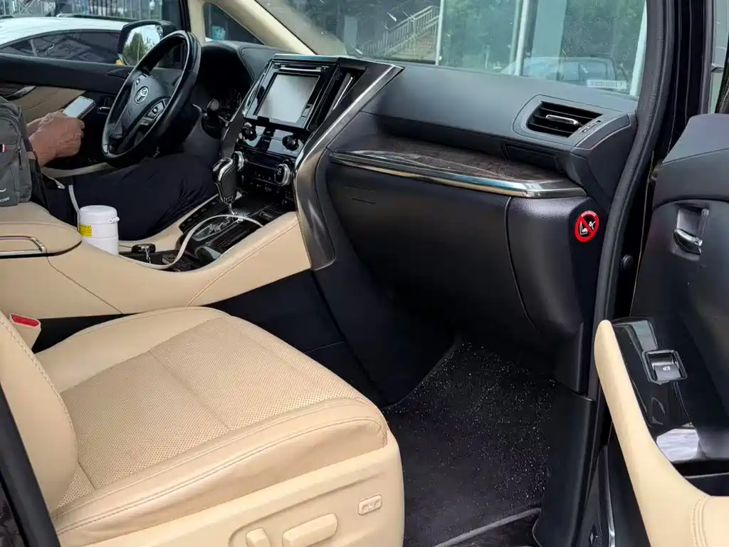 Toyota Alphard — фото 4