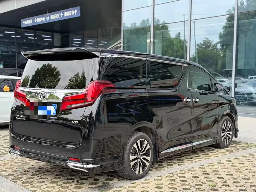 Toyota Alphard — фото 8