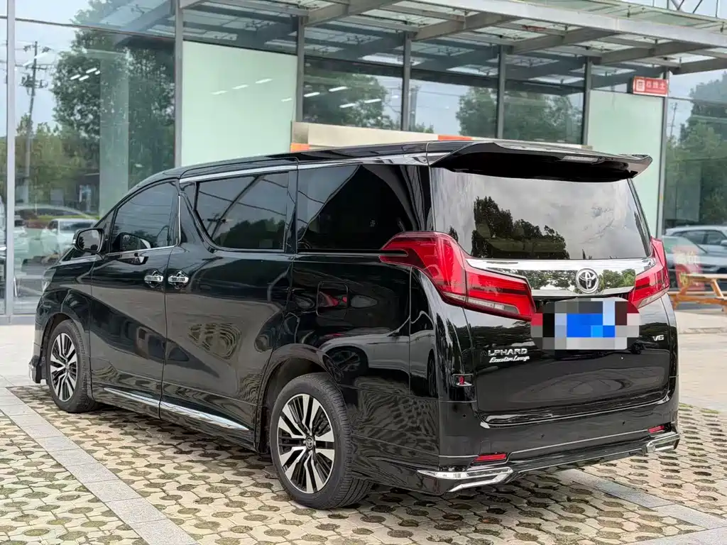 Toyota Alphard — фото 9